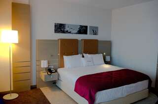 Отель DoubleTree by Hilton Oradea Орадя Номер с кроватью размера «king-size»-2