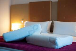 Отель DoubleTree by Hilton Oradea Орадя Номер с кроватью размера «king-size»-4
